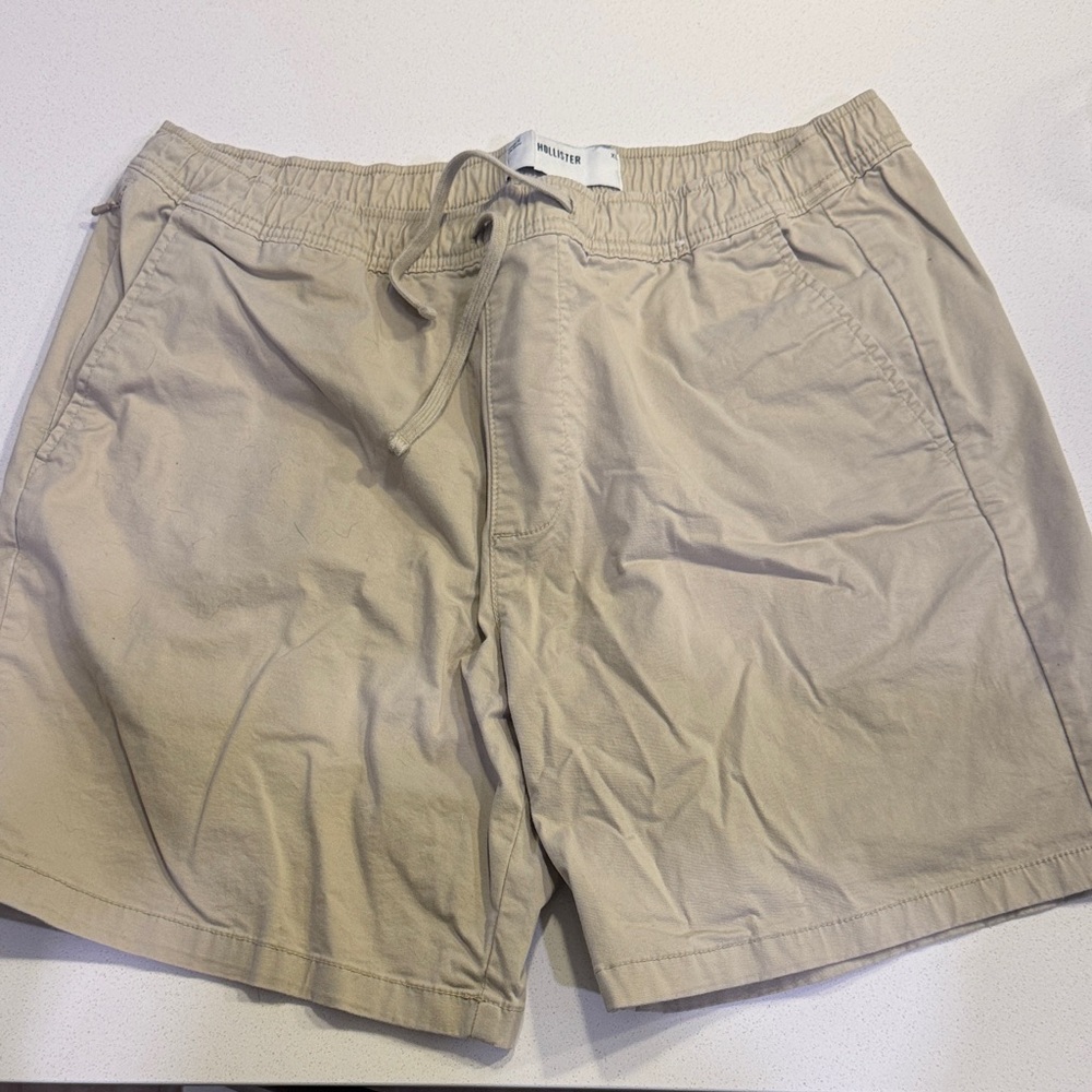 Men’s Hollister Khaki Relaxed Shorts